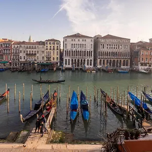 Design With Balcony On The Grand Canal R&r Venice